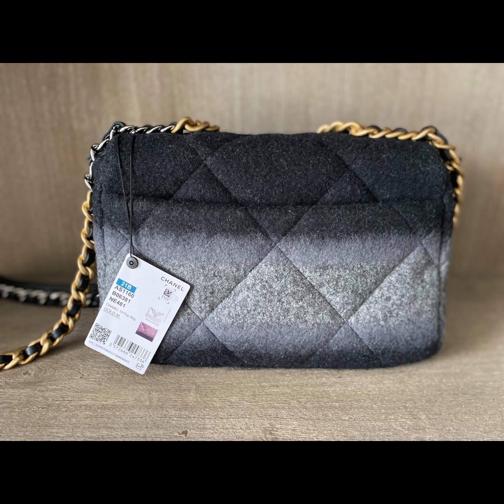 Chanel 19 Handbag Medium New with box - Picture 4 of 10